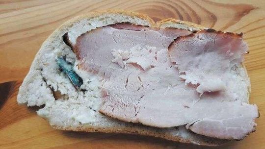 Ugryzł chleb, pękł mu ząb. W środku był kawałek metalu? Piekarnia odpowiada