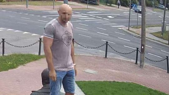 "Ujeżdżał" pomnik Lecha Kaczyńskiego. Odpowie przed sądem za znieważenie