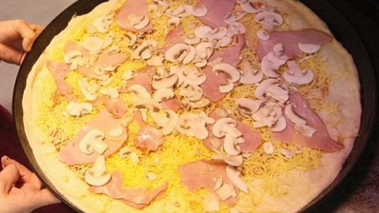 Układ nastolatek. Pizza za sprzedaż kradzionych kosmetyków
