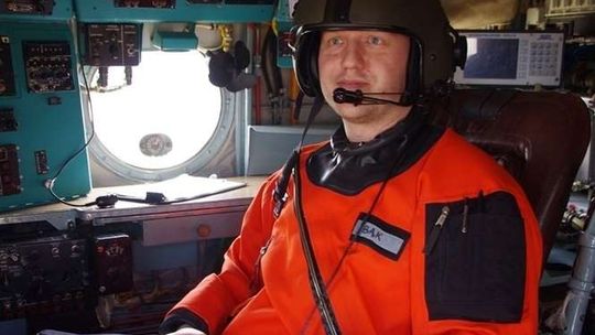 Ukończył "Szkołę Orląt" w Dęblinie, został nawigatorem samolotu AWACS