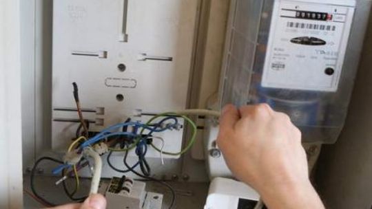 Ukradł antenę i telewizor, a u siebie w domu kradł prąd