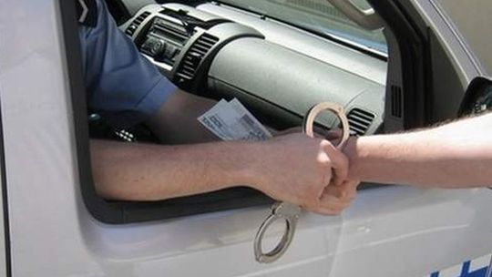 Ukradł auto i chciał dać łapówkę policjantom. \"Wujek senator wszystko załatwi\"