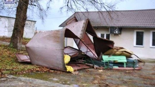 Ukradł koparkę, wjechał w ścianę szpitala, zniszczył blaszany garaż