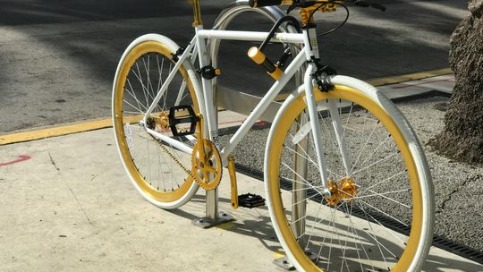 Ukradł ramę i koło roweru. Wcześniej kradł paliwo  