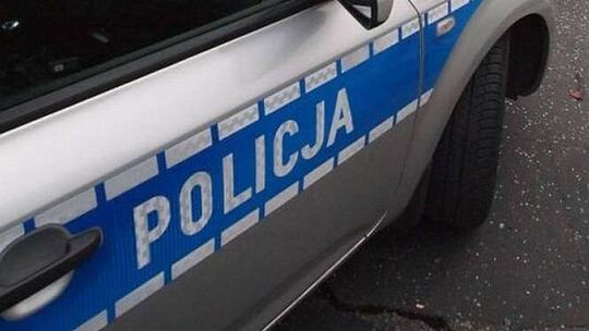 Ukradł samochód i wjechał w bramę