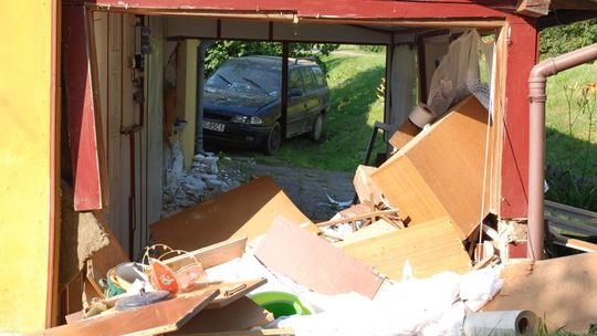 Ukradł samochód koledze i wjechał w dom