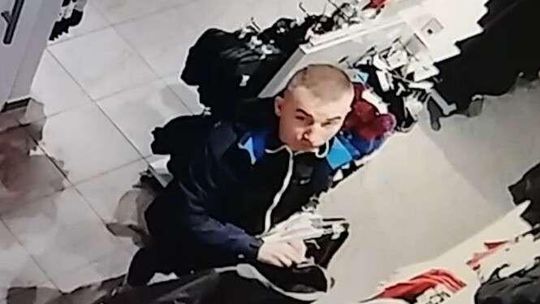 Ukradł spodnie i kurtkę za kilkaset złotych, nagrała go kamera
