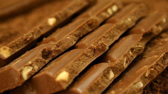 Ukradł sto tabliczek czekolady i złamał sklepowej palec