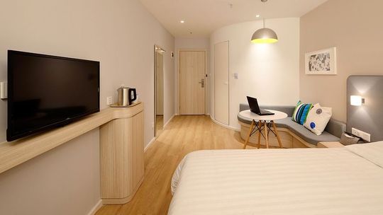 Ukradł telewizor z hotelu. Wpadł,  bo przechodził na czerwonym świetle