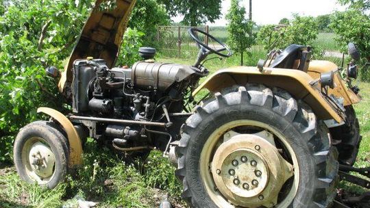 Ukradł traktor z pługiem, groził gwoździem