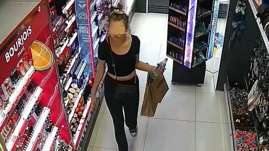 Ukradła markowe kosmetyki. Po publikacji zdjęcia z monitoringu zgłosiła się na komisariat
