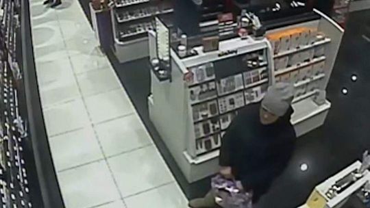 Ukradła perfumy za 1700 złotych. Wszystko zarejestrował sklepowy monitoring