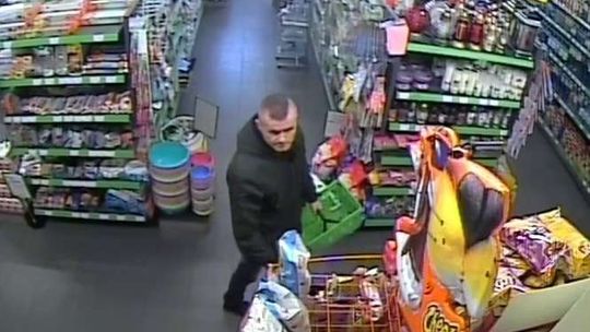 Ukradli 4000 zł. Kamera nagrała złodziei