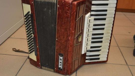 Ukradli akordeon i wyrzucili go w krzaki