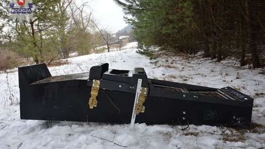 Ukradli automat do gier i zabrali pieniądze. Wyrzucili go pod lasem