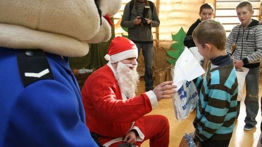 Ukradli dzieciom prezenty od Mikołaja. Wpadli po 10 miesiącach