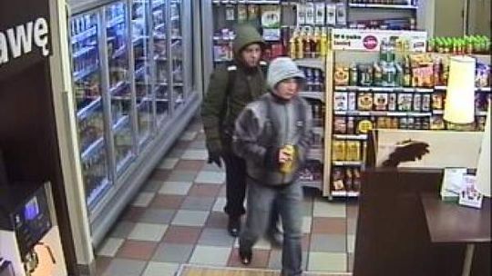 Ukradli gaśnicę za 1800 zł ze stacji paliw. Czy rozpoznajesz sprawców?