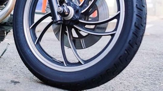 Ukradli motocykl. Policjanci znaleźli go po śladach opony