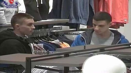 Ukradli ubrania i uciekli ochronie sklepu (wideo)