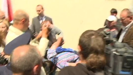 Ukraina: Komorowski obrzucony jajkiem w Łucku (wideo)