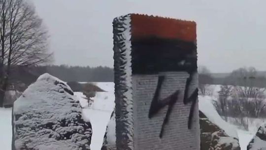 Ukraina: Zdewastowano pomnik pomordowanych Polaków