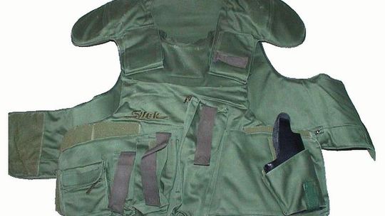 Ukrainiec chciał wywieźć z Polski kamizelki kuloodporne. Prokuratura umorzyła śledztwo