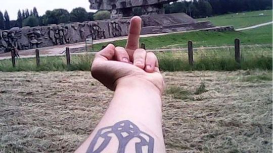 Ukrainiec pokazał środkowy palec na Majdanku. Przestraszył się i przeprasza