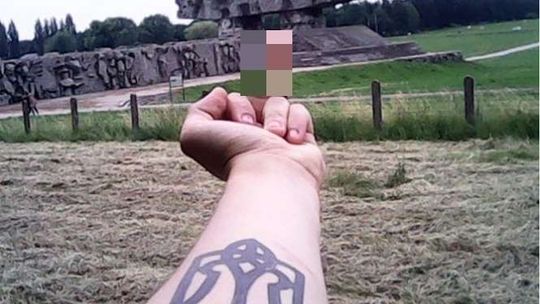 Ukrainiec wyrzucony ze szkoły za wulgarny gest na Majdanku. Przyjęto go tam warunkowo