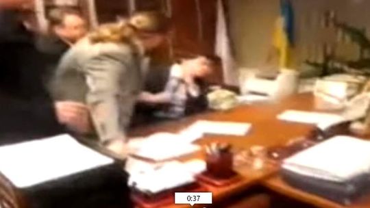 Ukraińscy nacjonaliści zaatakowali prezesa telewizji za transmisję z Kremla (wideo)