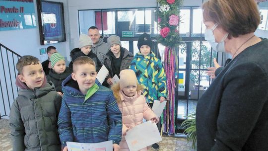 Ukraińskie rodziny z 14 dziećmi znalazły bezpieczny dom. Już przywitano ich w szkole