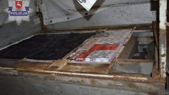 Ukrył papierosy w podłodze samochodu dostawczego