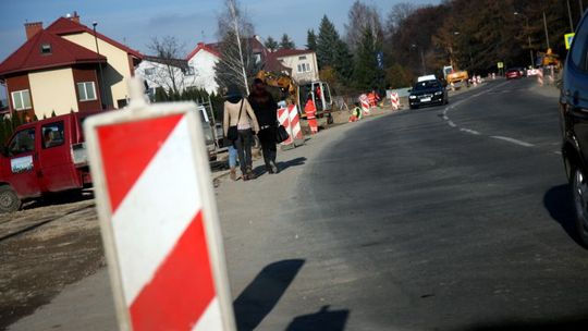 Ul. Abramowicka: Piesi chodzą po ciemku, między autami