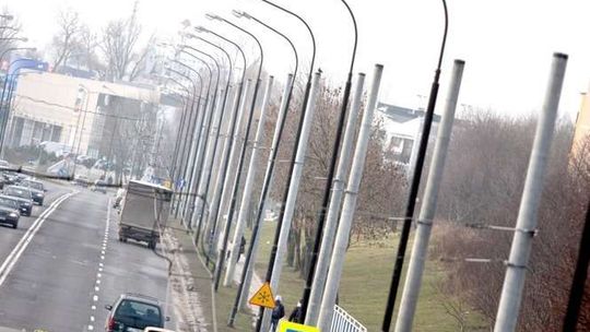 Ul. Armii Krajowej: Chcą usunięcia lasu słupów