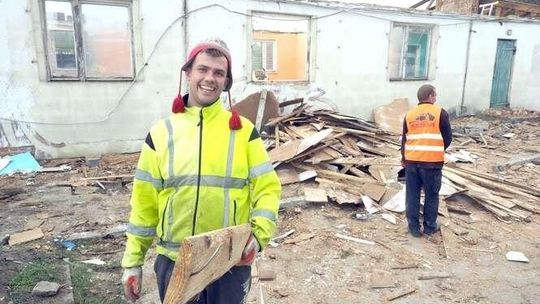 Ul. Cerkiewna: Rozbierają barak, będą trawniki