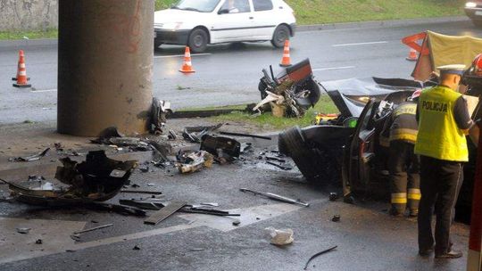 Ul. Diamentowa: BMW uderzyło w wiadukt. Zginął pasażer (zdjęcia)