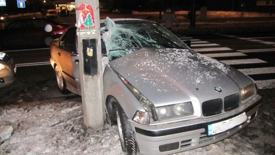 Ul. Diamentowa: Kierujący bmw wjechał w latarnię (zdjęcia)
