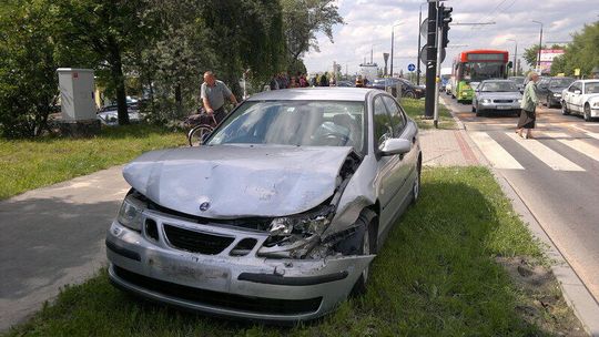 Ul. Diamentowa: Wypadek trzech samochodów i autobusu. 5 osób rannych