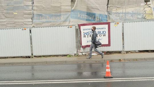 Ul. Dolna 3 Maja. Uszkodzone rusztowanie budowy. Koniec objazdów