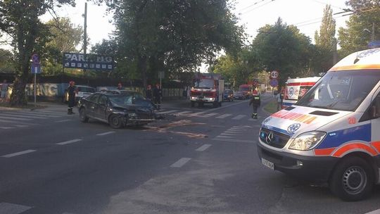 Ul. Dworcowa: Zderzenie trzech samochodów. Cztery osoby w szpitalu