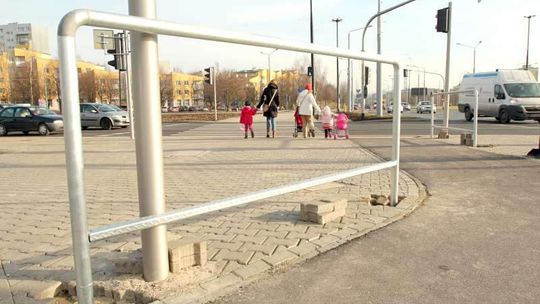 Ul. Filaretów: Montują oparcia dla rowerzystów