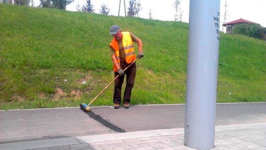 Ul. Filaretów: Zabawa w kotka i myszkę na ścieżce rowerowej