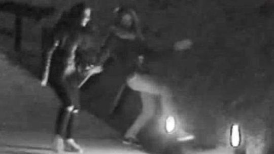 Ul. Głęboka: Szły i niszczyły słupki oświetleniowe. Szuka ich policja