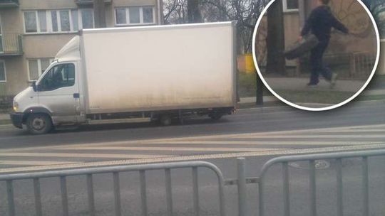 Ul. Gospodarcza: Kierowca samochodu dostawczego zgubił koło