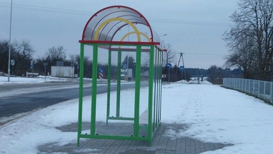 Ul. Granatowa: Postawili wiatę przez pomyłkę. Autobusów nie będzie