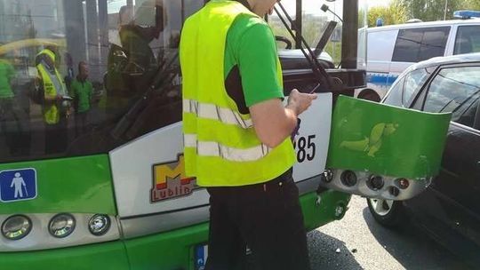 Ul. Granitowa: Trolejbus zderzył się z samochodem