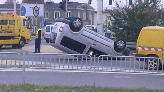 Ul. Hutnicza: Zderzenie aut. Volkswagen dachował