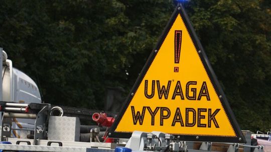 Ul. Jana Pawła II: Motocyklista zahaczył o samochód. Dwie osoby w szpitalu