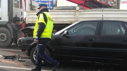 Ul. Jana Pawła: Kolizja i wypadek. Jedna osoba ranna