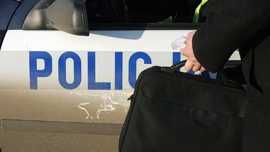 Ul. Kosmonautów: Wybili szybę w aucie i ukradli laptopa
