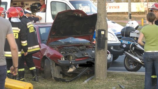 Ul. Krochmalna: Wymusił pierwszeństwo, citroen wjechał w słup